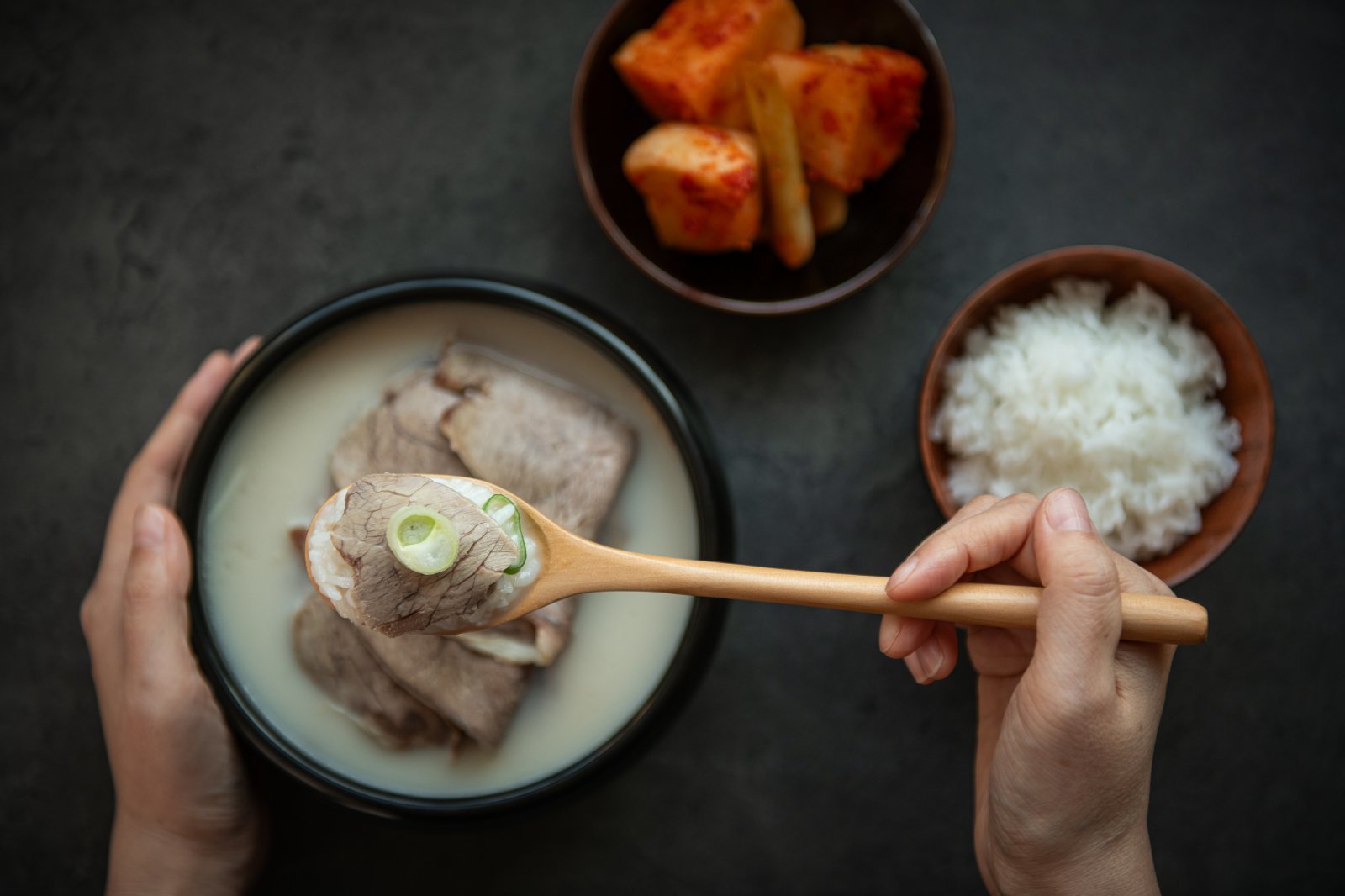 “한국인은 밥그릇 들면 안 돼?”…외신이 주목한 韓 식사 문화