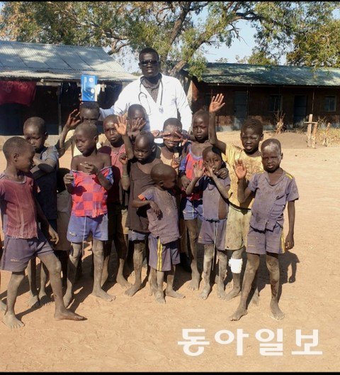 울지마 톤즈' 故이태석 신부 제자, 신경과 전문의 됐다|동아일보