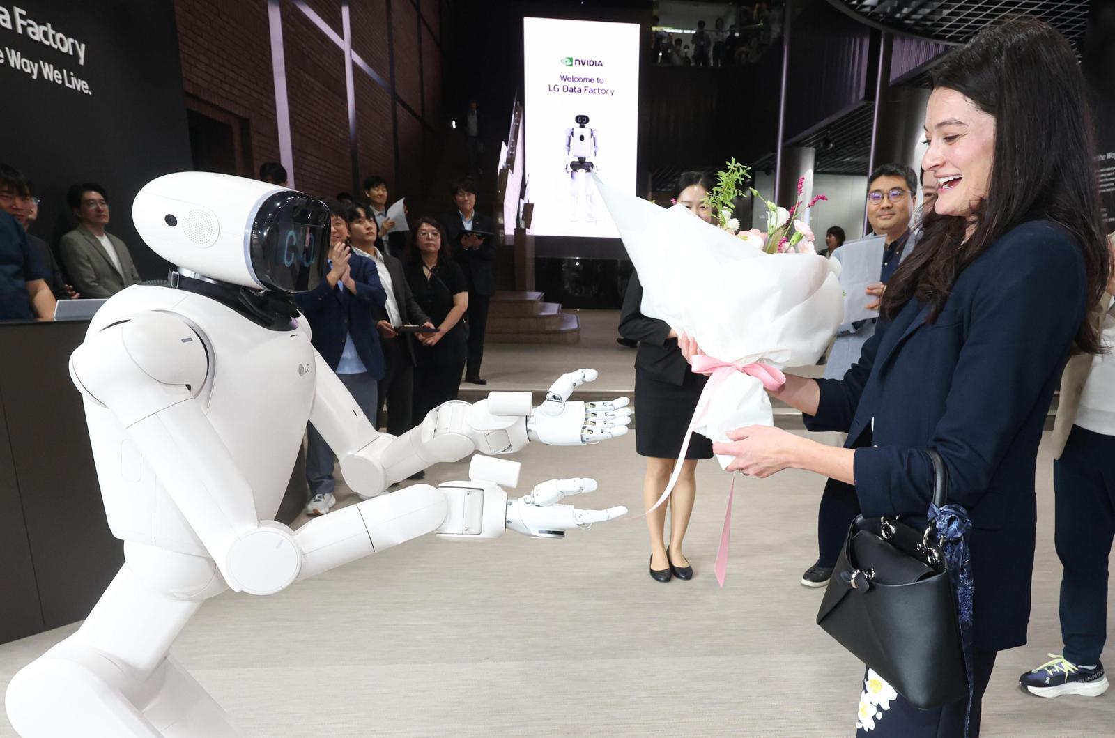 ‘LG 클로이드’ 꽃다발 받는 매디슨 황 엔비디아 수석 이사