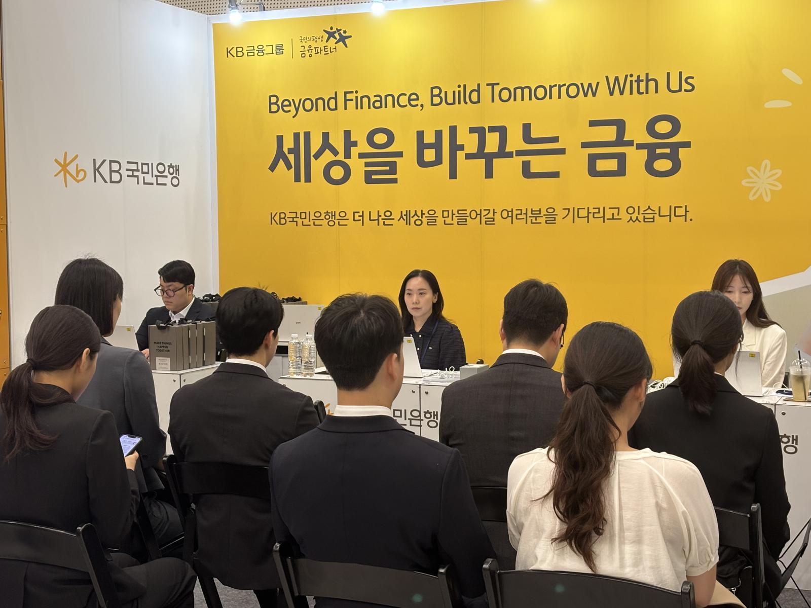 금융권 공동채용 행사에 고교생·군인까지 찾았다…‘공채 혜택’ 현장 면접에 구슬땀