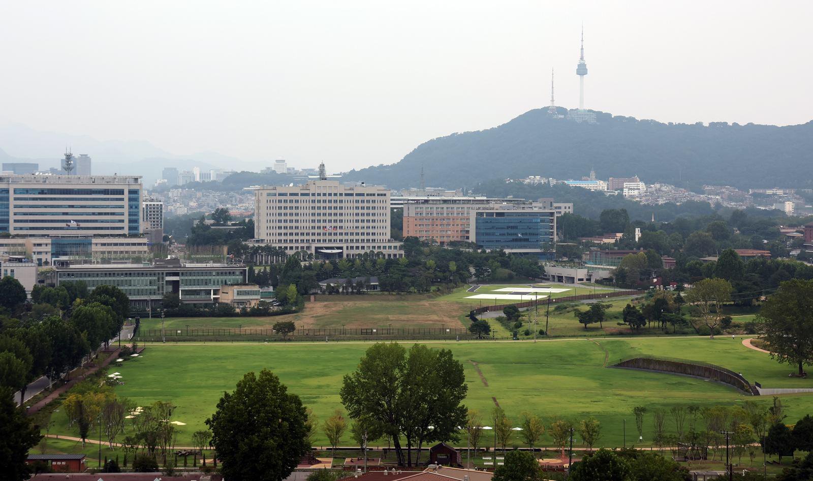 “용산공원 부분적 활용해도 녹지 보존” vs “주변 재개발이 우선”