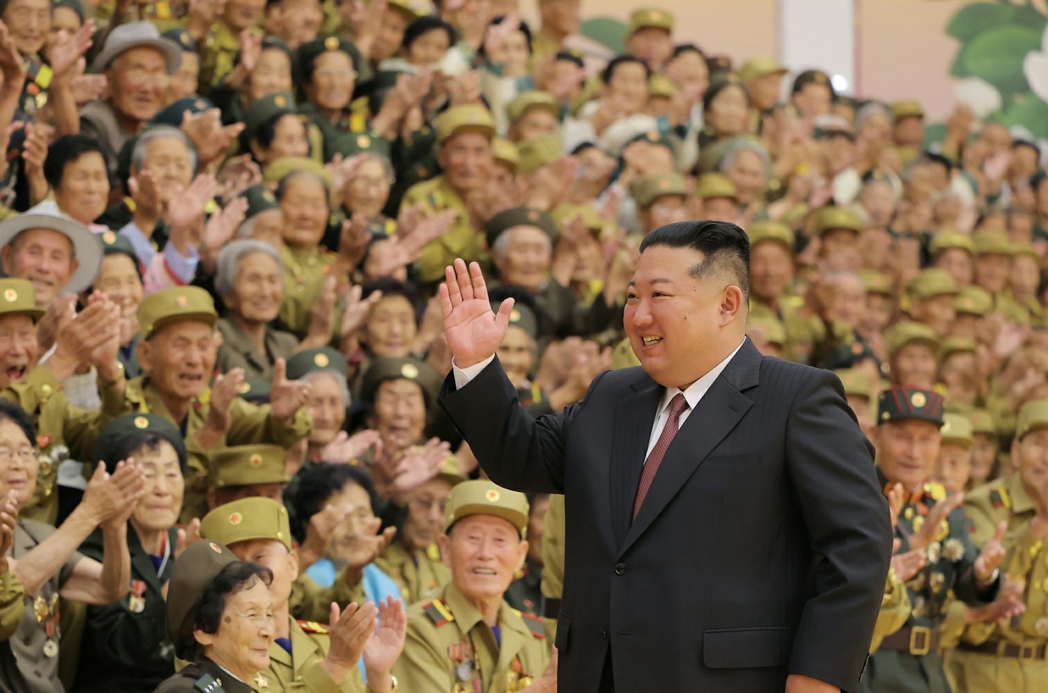 지난달 28일 북한 평양에서 ‘조국해방전쟁 승리 73주년 경축 행사’에 참석한 김정은 북한 국무위원장. 트럼프 대통령은 올가을 김 위원장과의 정상회담을 추진하고 있는 것으로 전해졌다. 최근 그의 “한미 연합훈련 대폭 축소 지시” 발언은 북-미 정상회담 재개를 위한 제스처로 해석된다. 노동신문 뉴스1