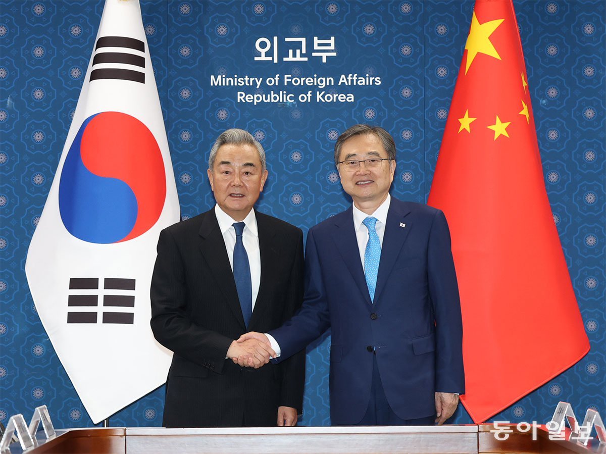 5년만에 한국 온 왕이 “中, 한반도 평화에 건설적 역할 할것”