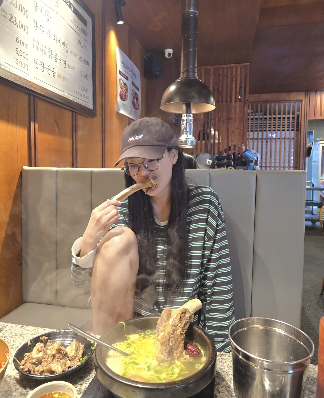 애프터스쿨 이주연, 식당서 뼈째 고기 뜯었다 “요즘 그냥저냥 살아”
