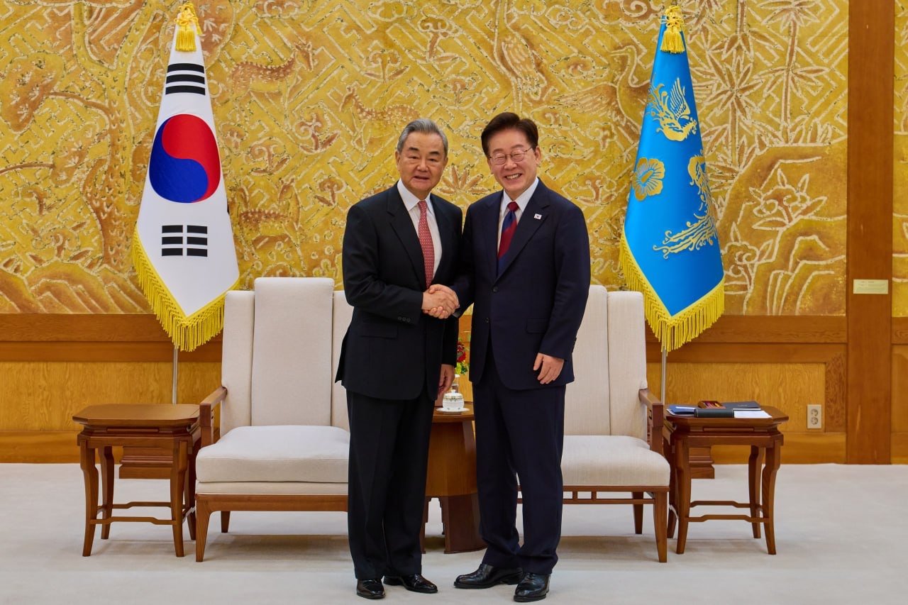 李, 왕이 접견하며 “한중관계 전면 복원 성과 만들고 있어”