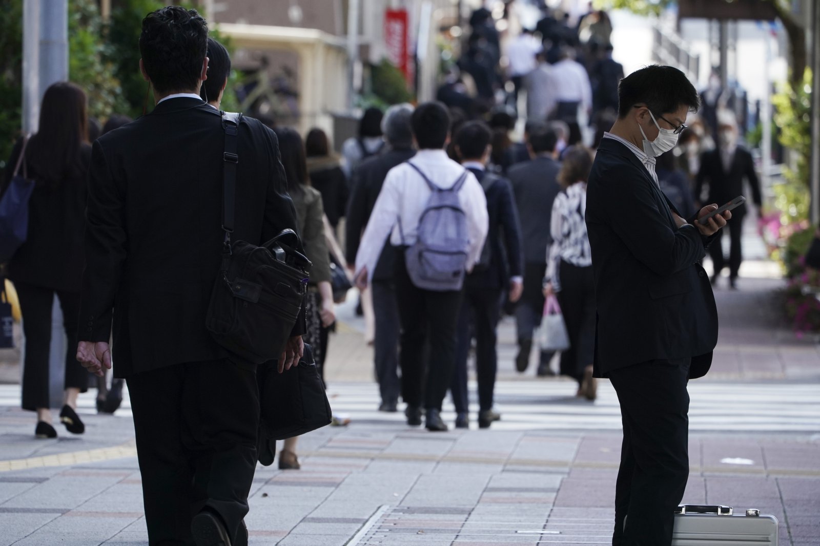 Japan Firms Extend Retirement Ages to Combat Labor Shortages