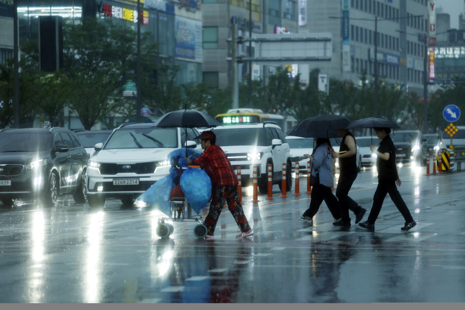 Scattered showers expected nationwide Sunday afternoon, with highs up to 35 degrees Celsius
