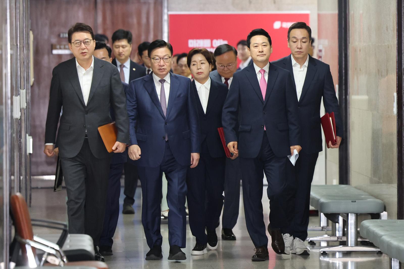 국힘 최고위, 오늘 ‘당협 재선출’ 의결 태세… 당내 “전면전”
