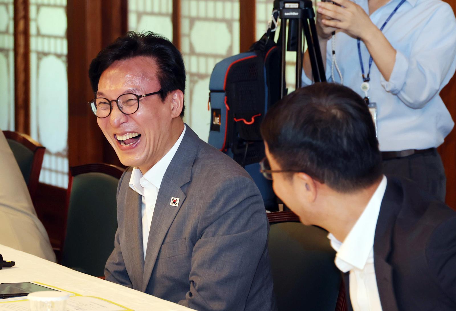 김민석 “저쪽 총리석에서 여기 오는게 그렇게 머네요”