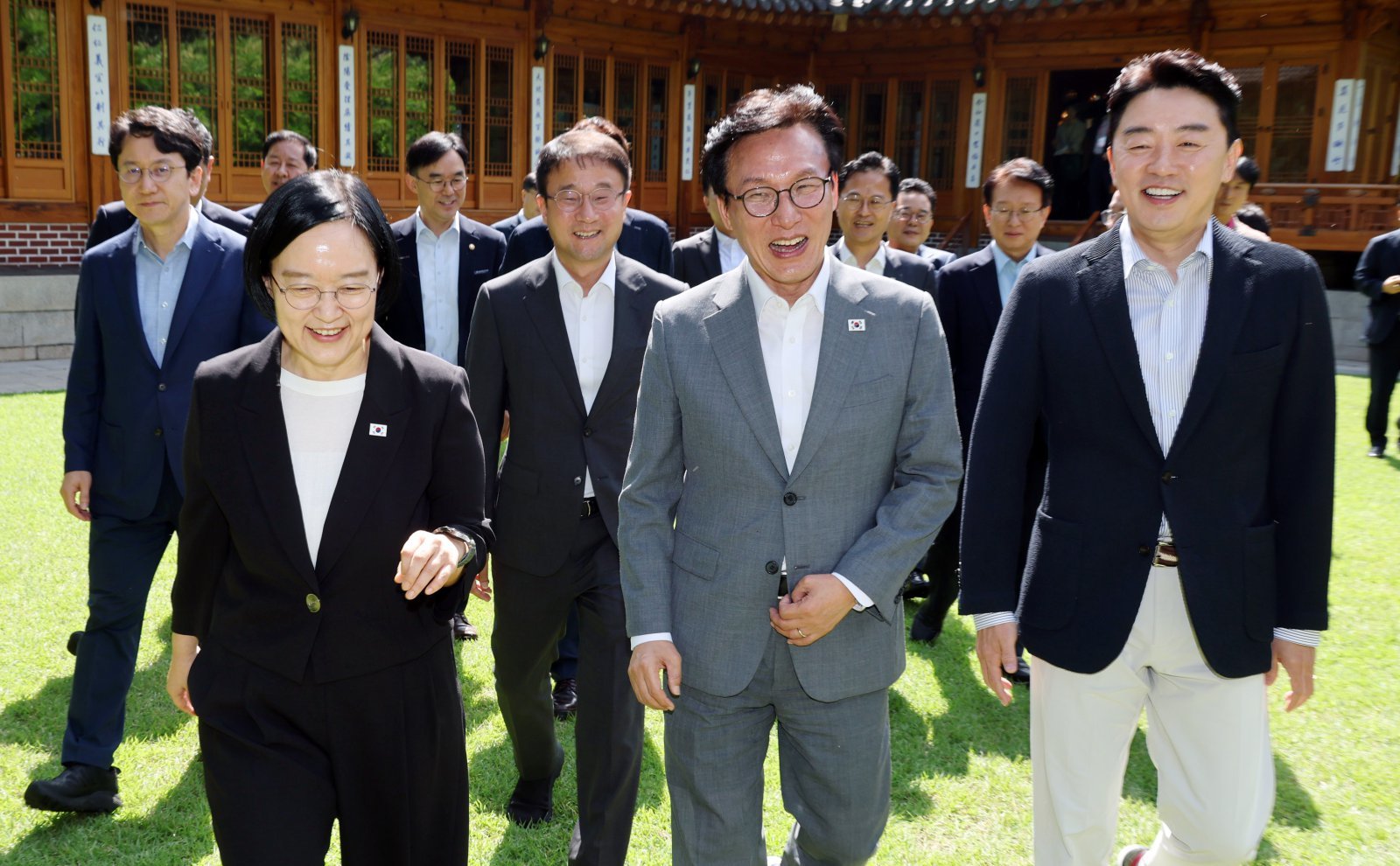 Ruling Party's Plan to Empower District Chiefs on Reconstruction Sparks Immediate Backlash from Seoul City Hall, Intensi