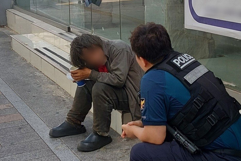 20년 노숙인, 마음 열었다…두달간 찾아간 경찰관의 설득