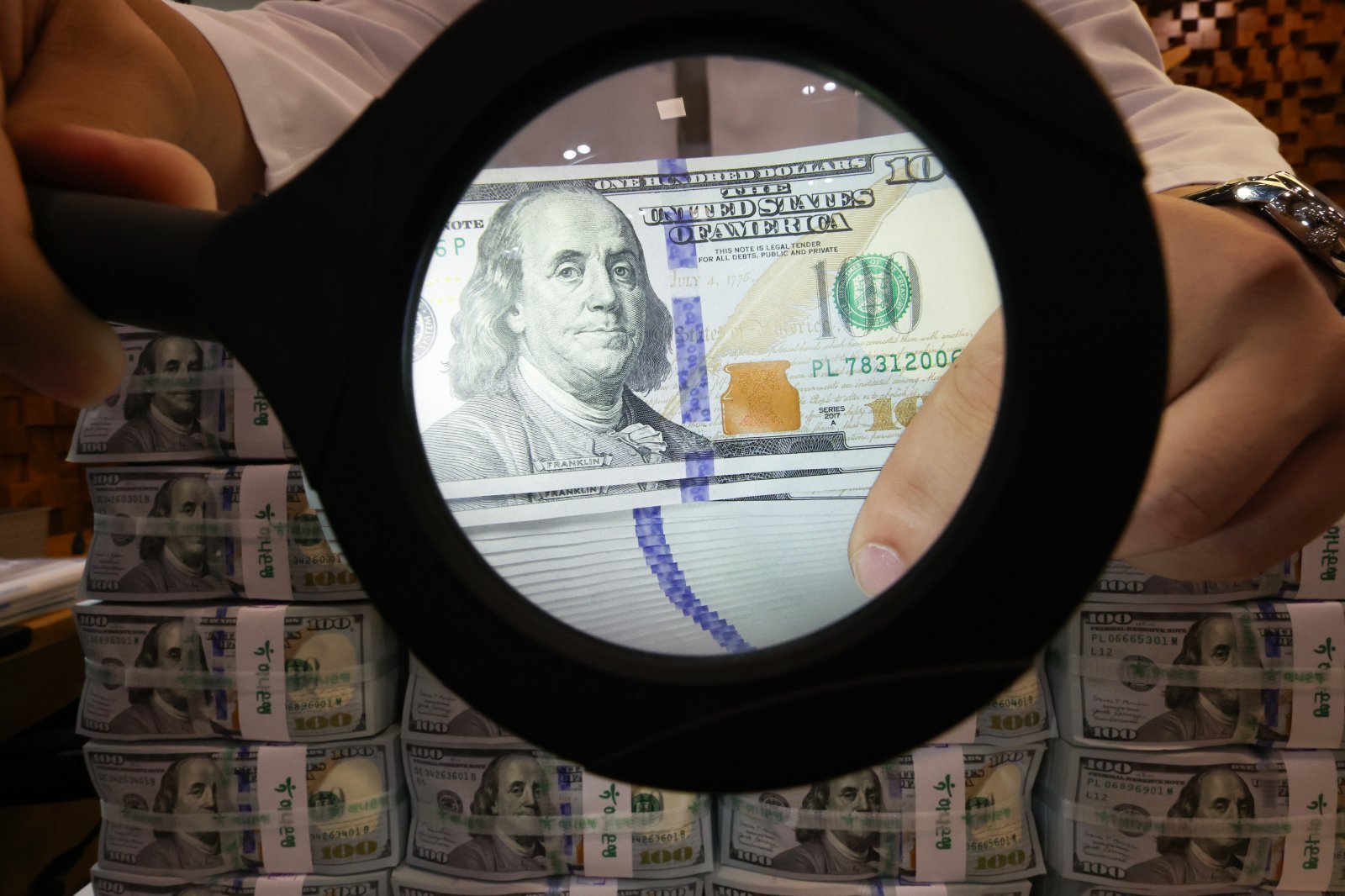 Hedge Funds Bet on Dollar Weakness After U.S. Treasury Expands Buyback Program