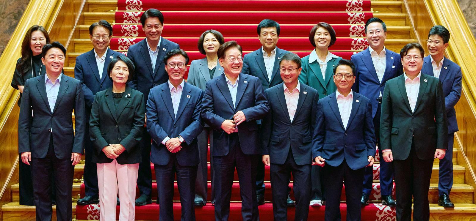 李, 與지도부 만찬서 “다른 점 찾기 시작하면 원수의 길” 통합 강조