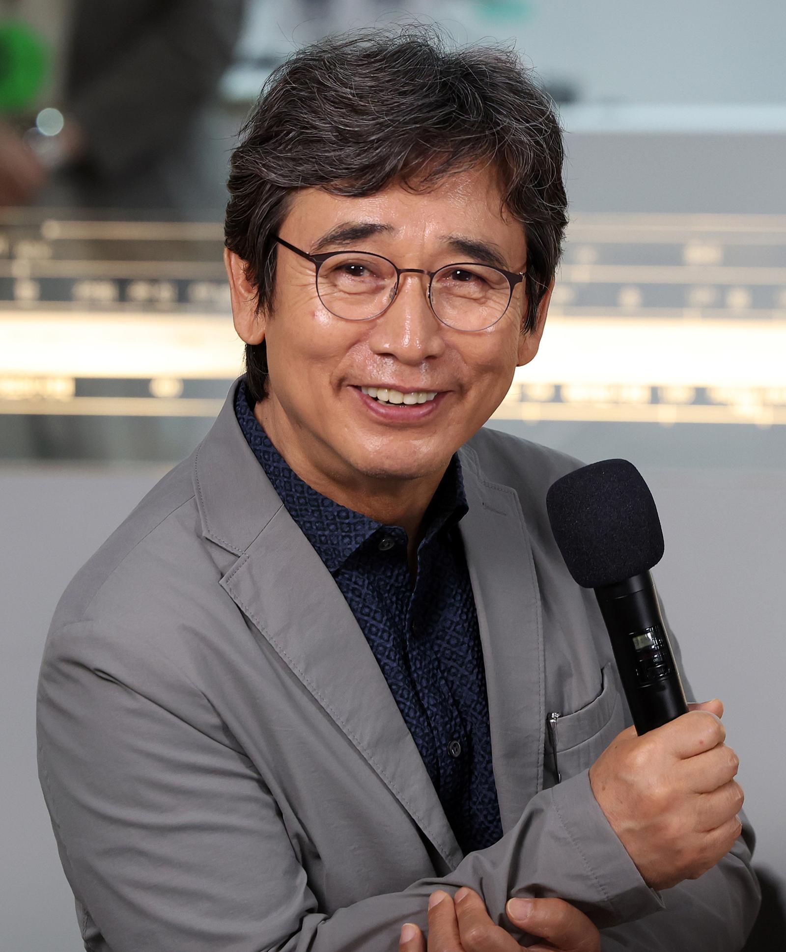 Pro-Lee lawmakers criticize writer Yoo Si-min