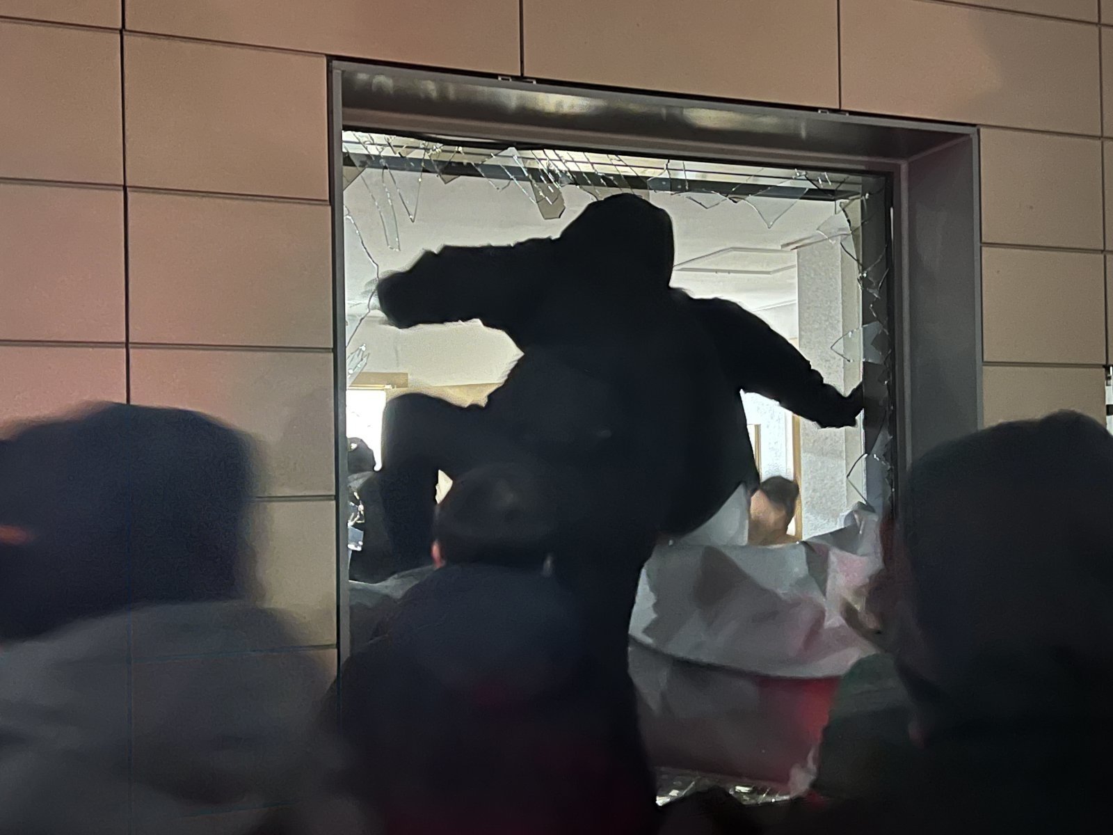 [속보]대법, ‘서부지법 폭동’ 가담자에 11억원대 손배소 제기