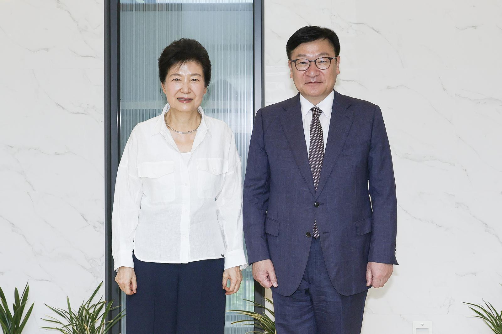 Park Geun-hye urges unity at conservative party retreat