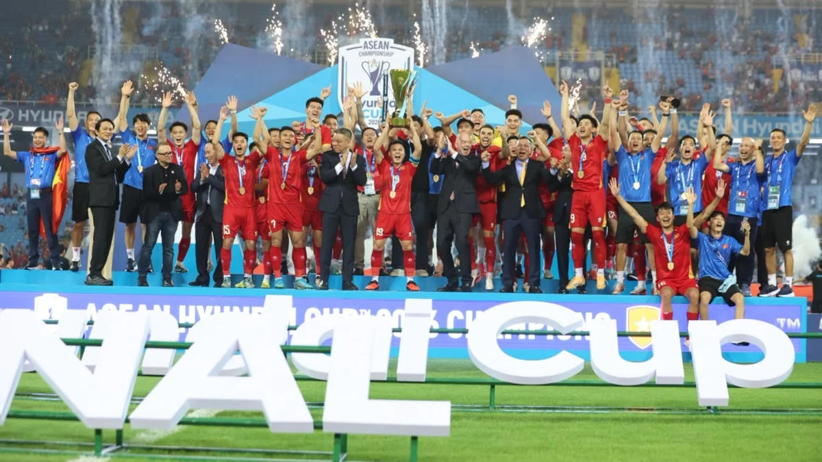 ‘김상식 매직’ 베트남, 아세안 현대컵 2연패…금성홍기·태극기 흔들며 환호
