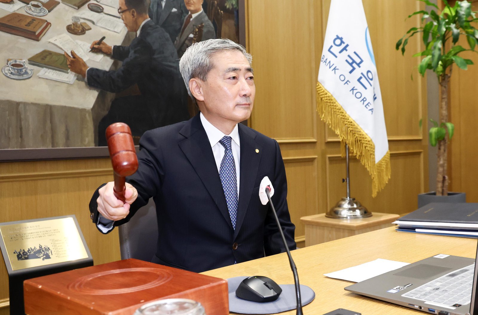 신현송 “백투백 인상 효과 봐야…앞으로 완만한 인상 예상”