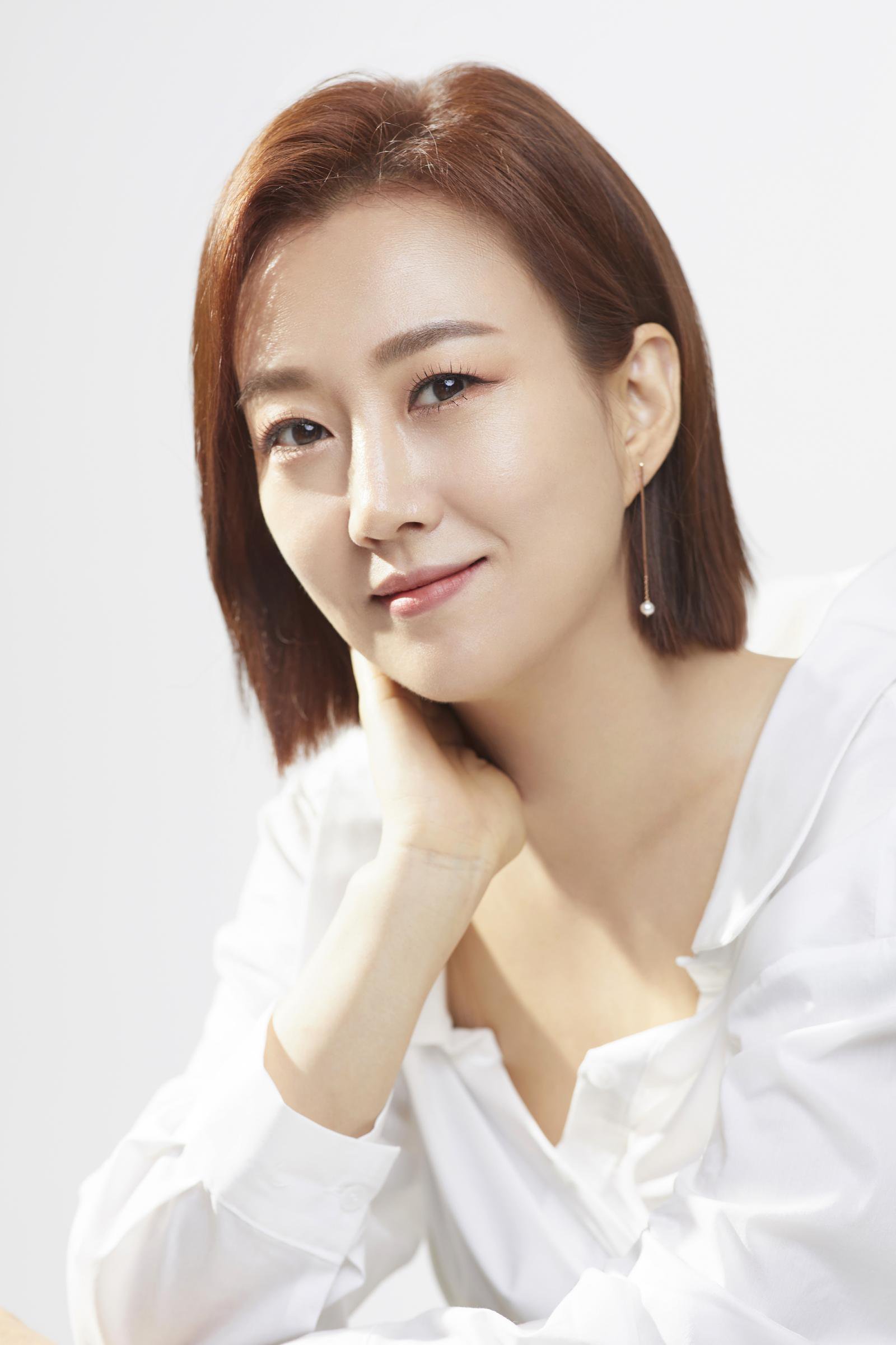 Singer Jang Yoon-jeong's Mother Admits to Investment Fraud, Faces 1.5-Year Sentence Request