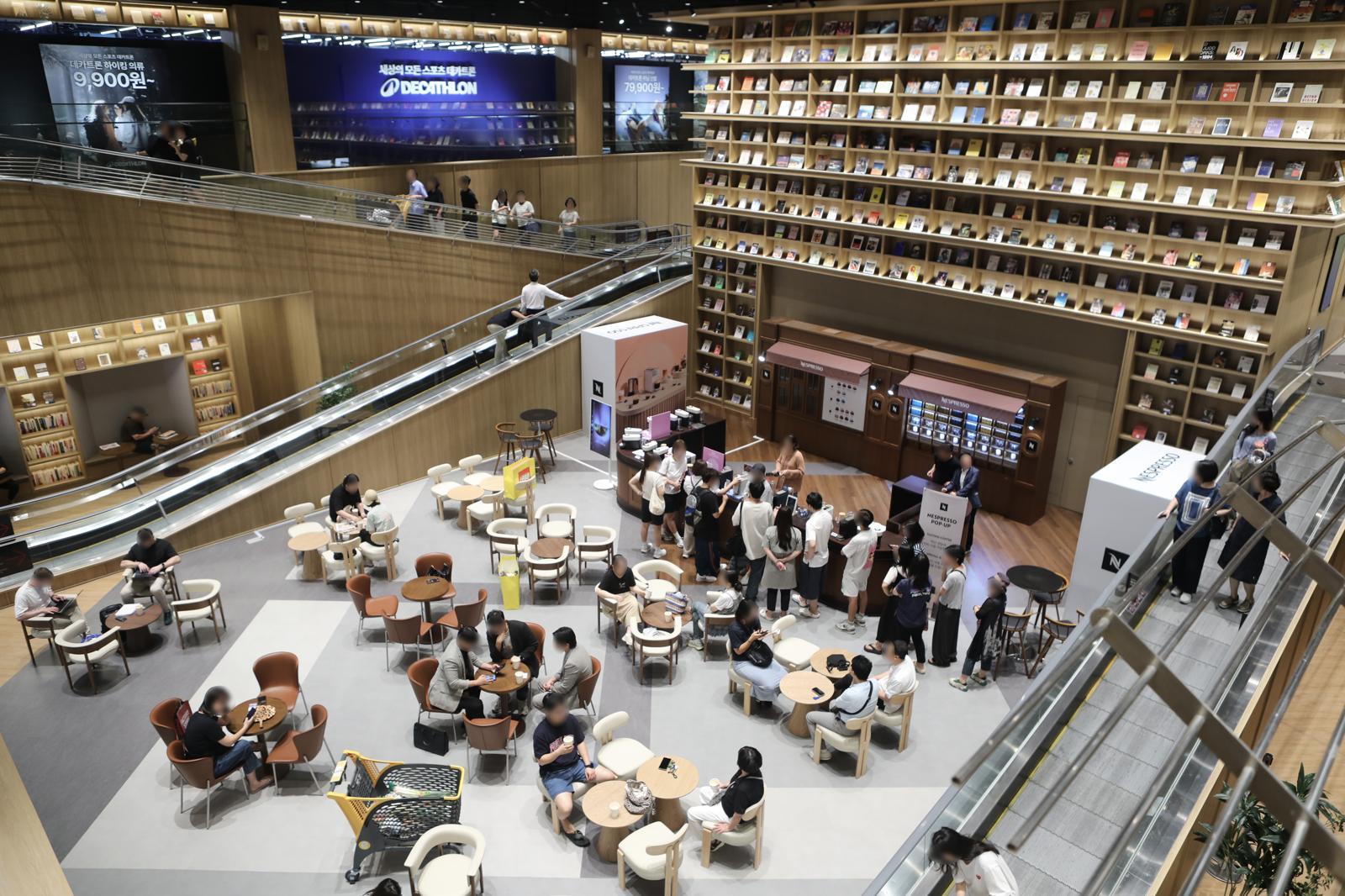 Seoul's first Starfield Market opens in Wolgye, combining E-Mart and Traders