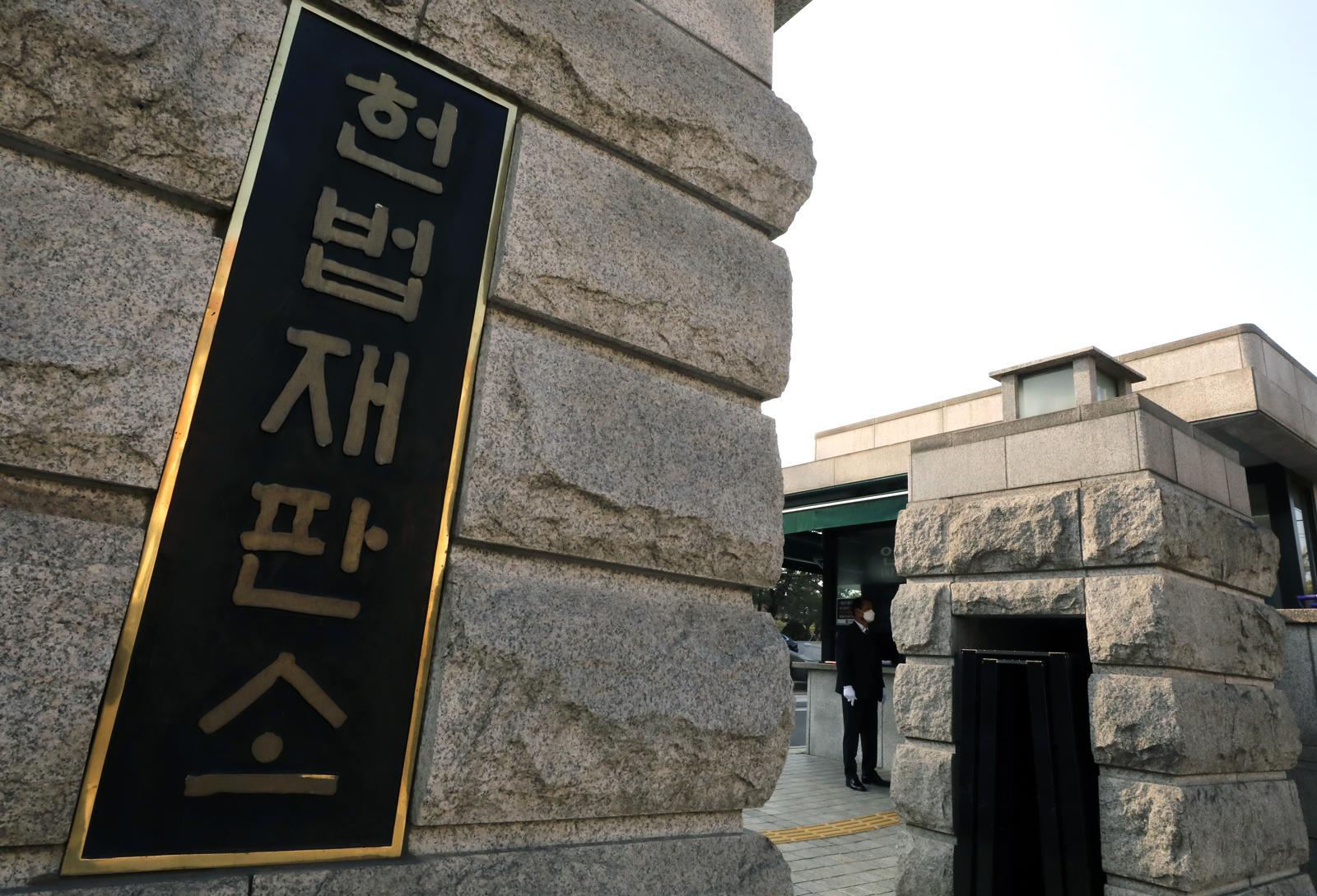 헌재 “‘그림자 아이’도 태어난 즉시 출생 등록될 권리”