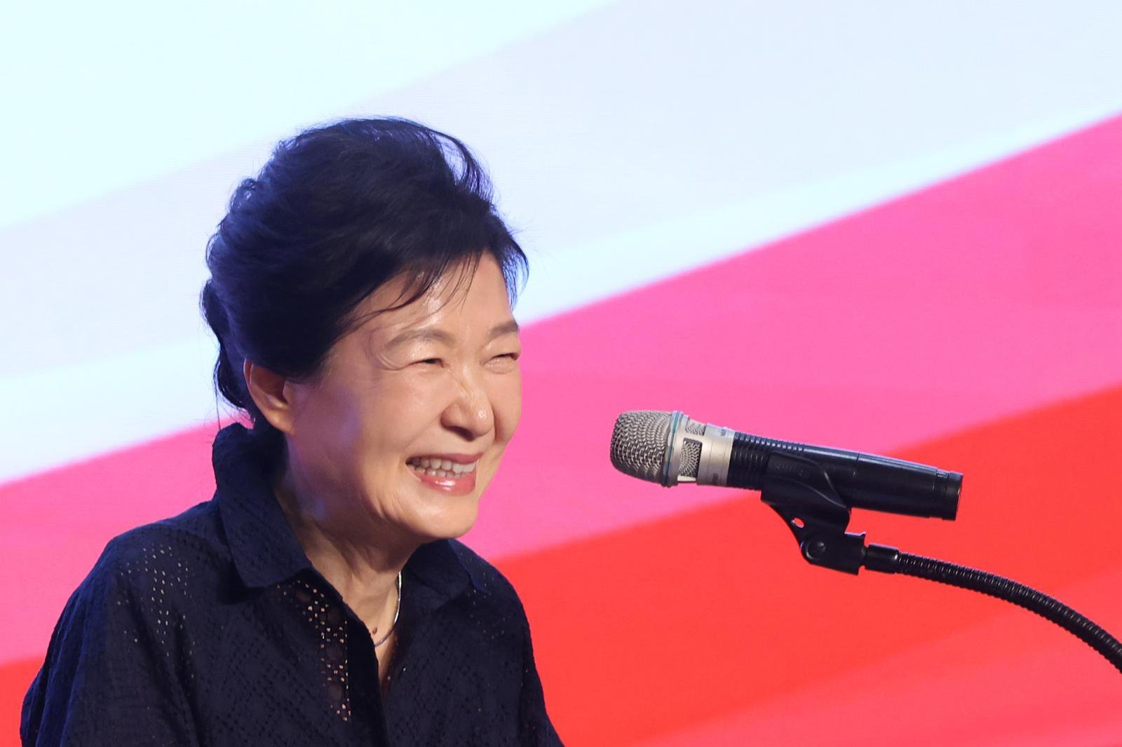 與 “국힘, ‘박근혜 탄핵은 정치적 선고’ 망언…탄핵 불복인가”