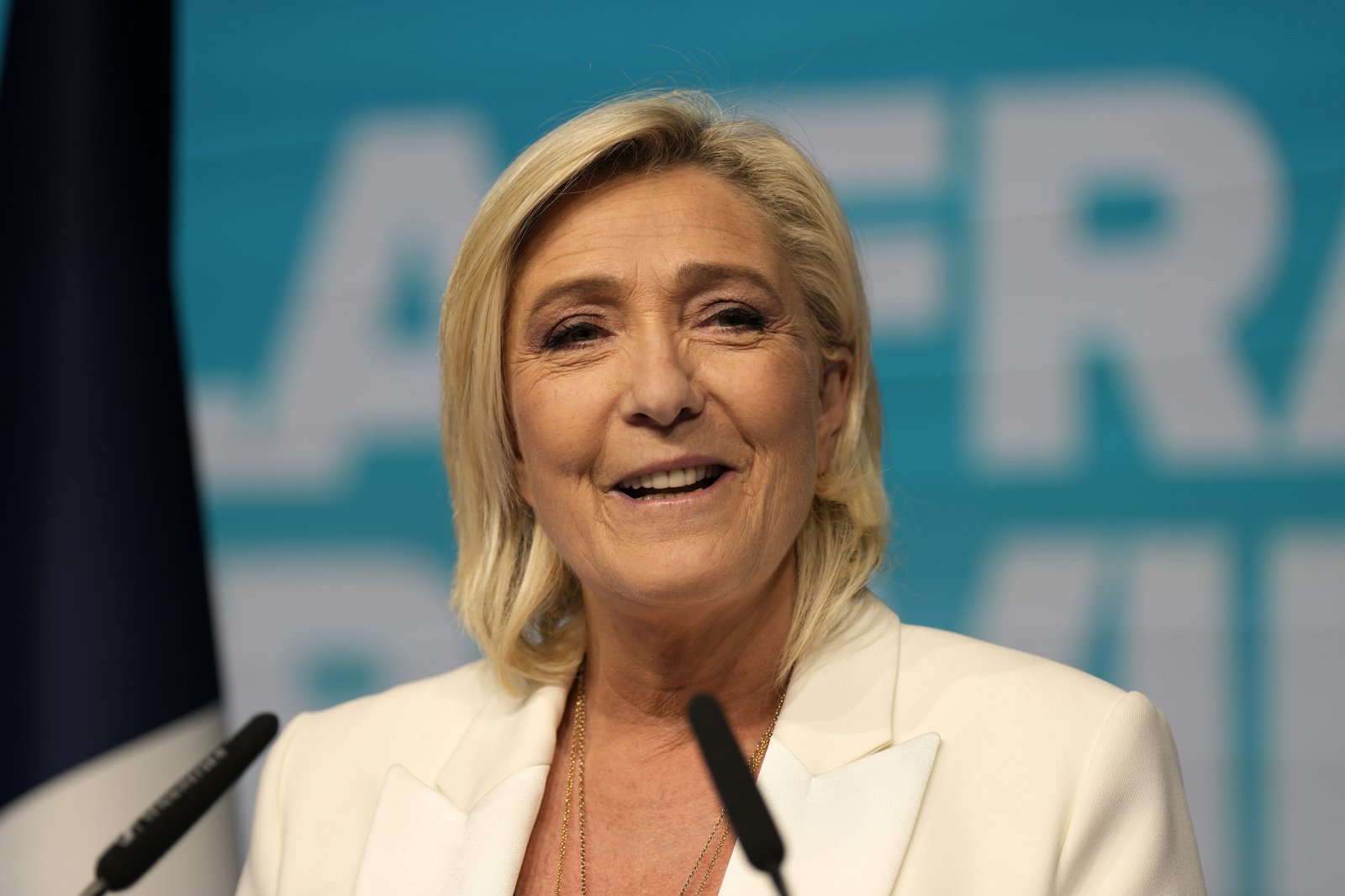 French Presidential Candidates Clash on Debt in First TV Debate