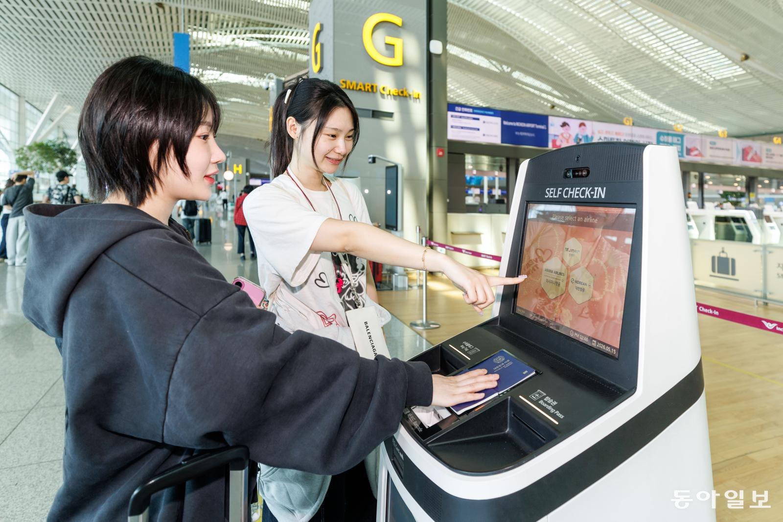 셀프체크인 로봇이 터미널 누비는 인천국제공항