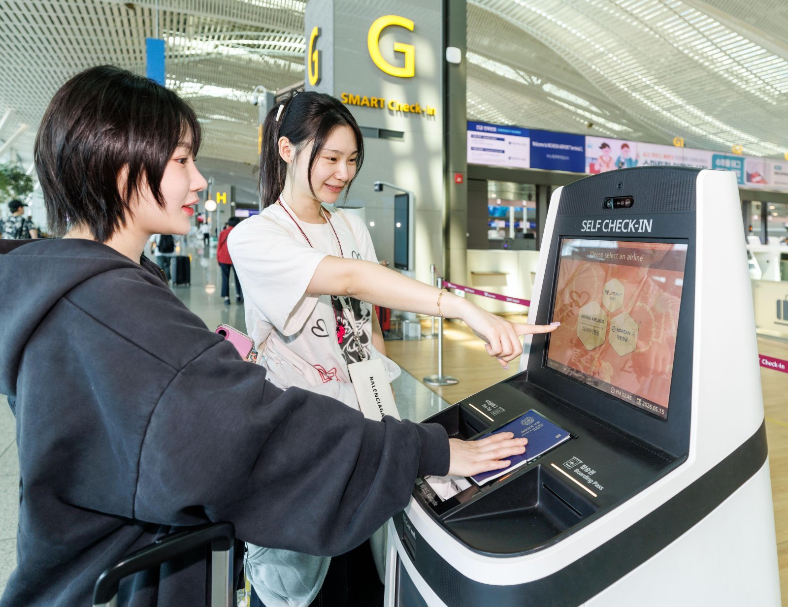 ‘체크인 척척’ 인천공항 누비는 AI로봇
