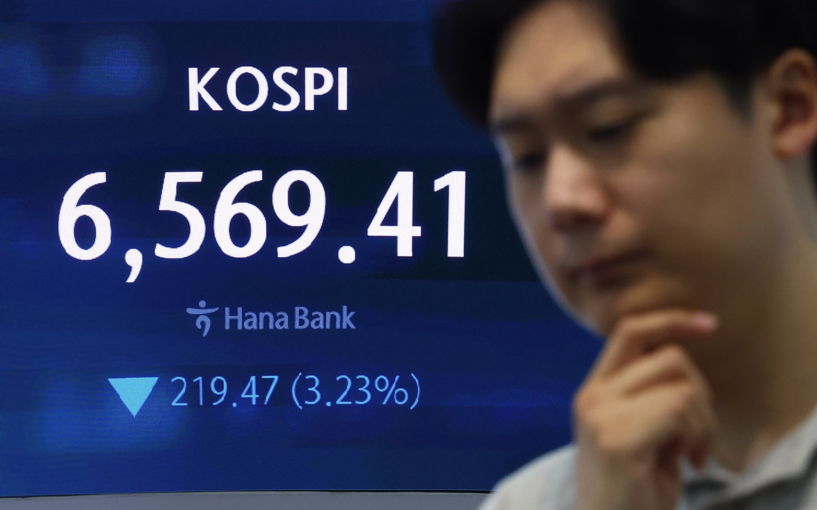 Kospi tumbles below 6,600 as hawkish Fed remarks hit South Korean chip stocks