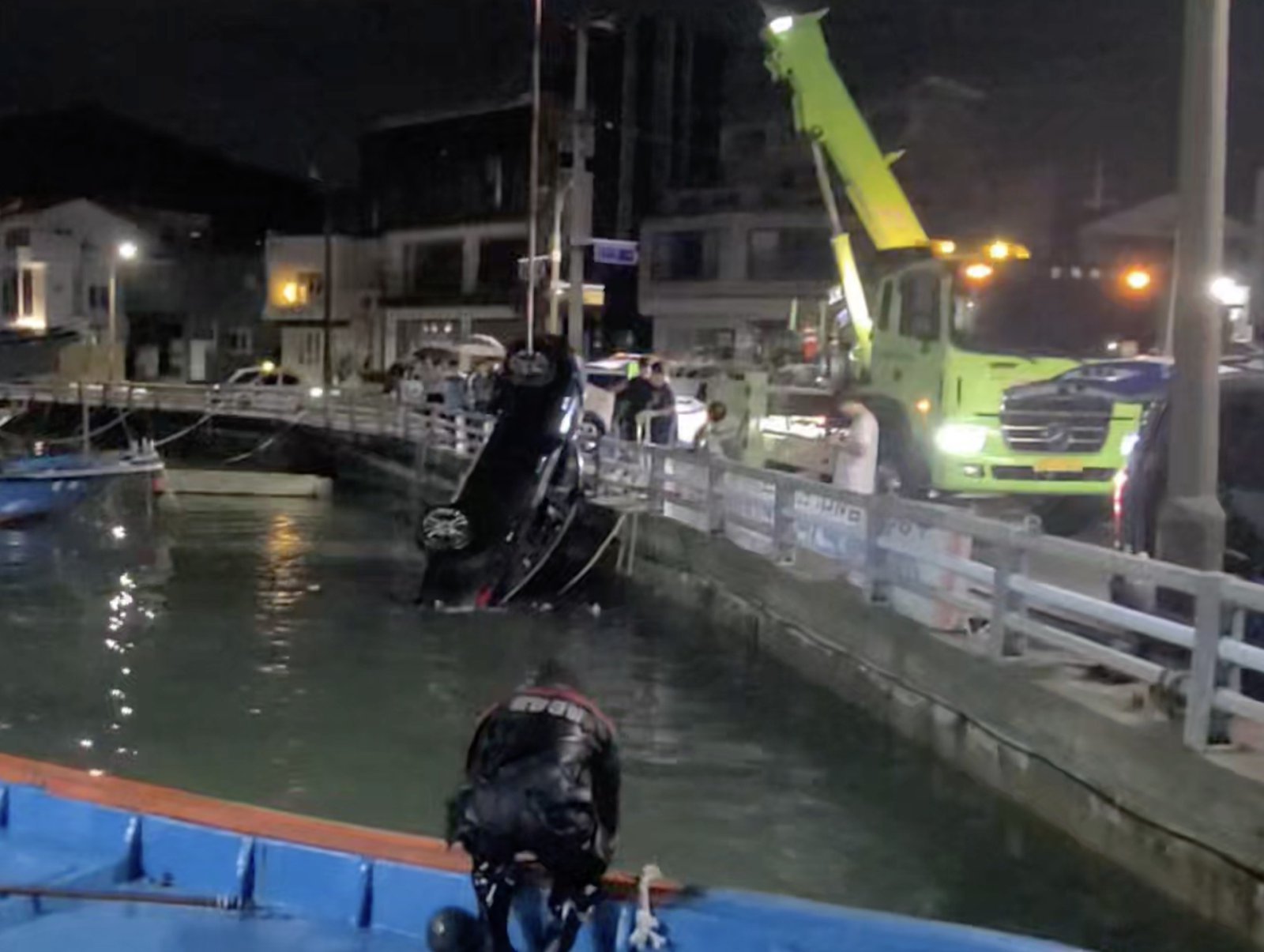 Driver mistakes sea for land and sends car off Busan breakwater