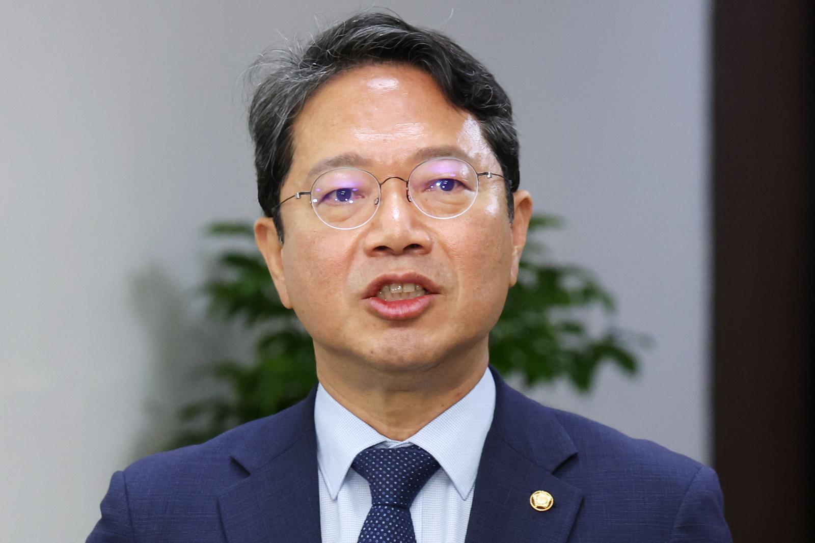김승원 “새 형사사법 체계 안착이 소명”… 靑 “金 인선-공소취소 연결은 정쟁일뿐”
