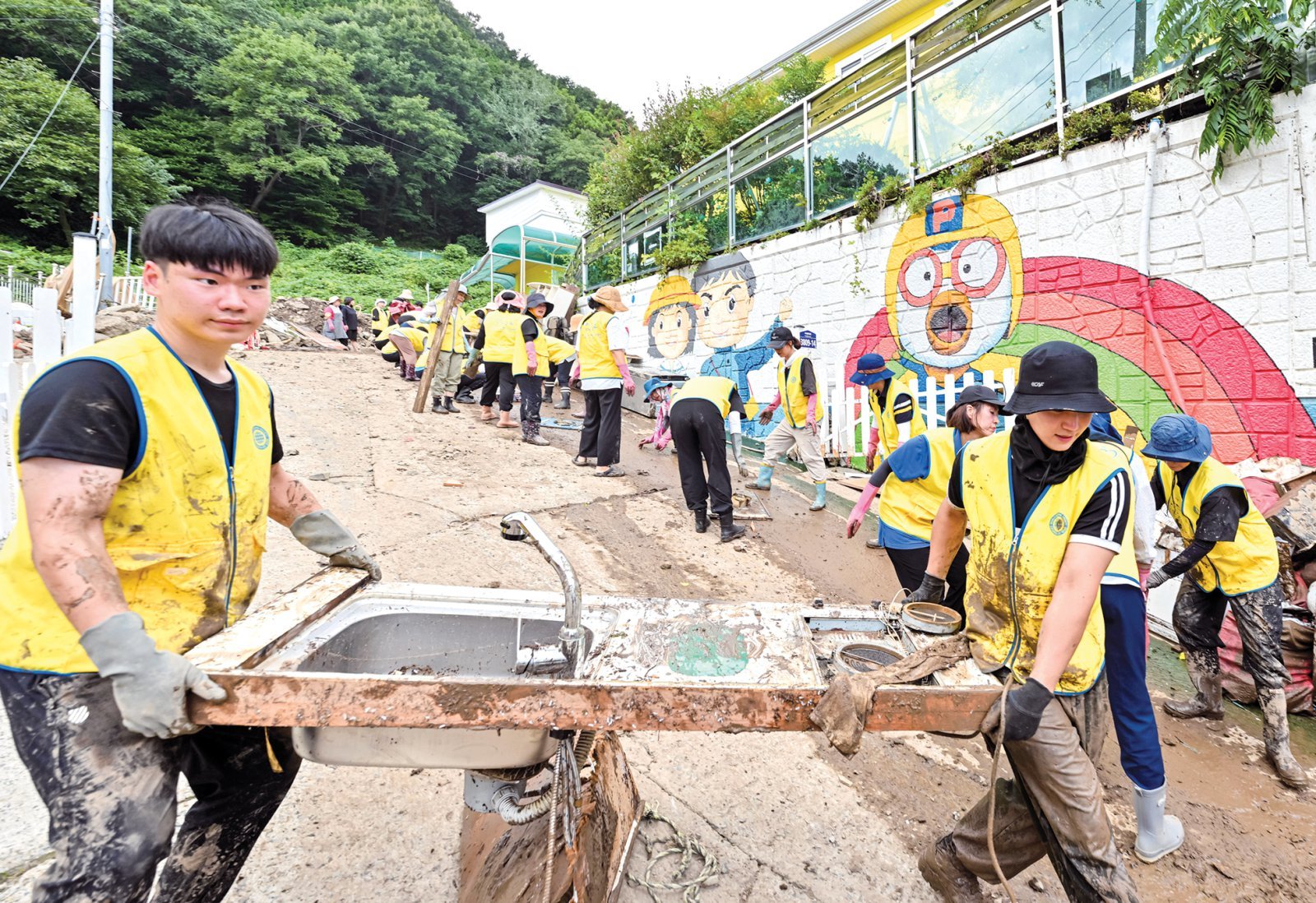 재난의 흔적 지우고 희망 세우는 손길