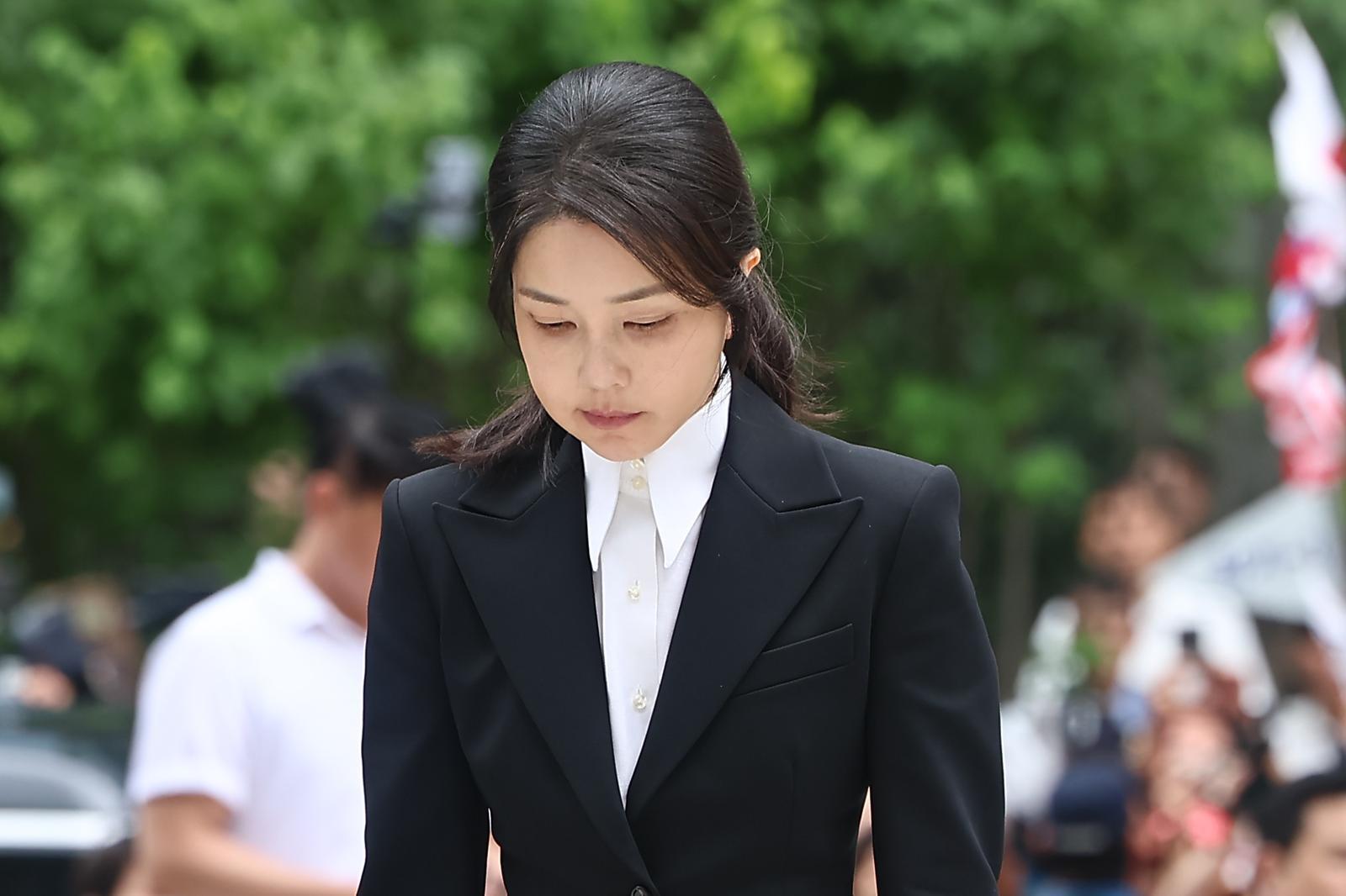 “김건희, 반려견 샤워실 디자인 불만… 잘 아는 업체가 관저공사 맡게 요구”