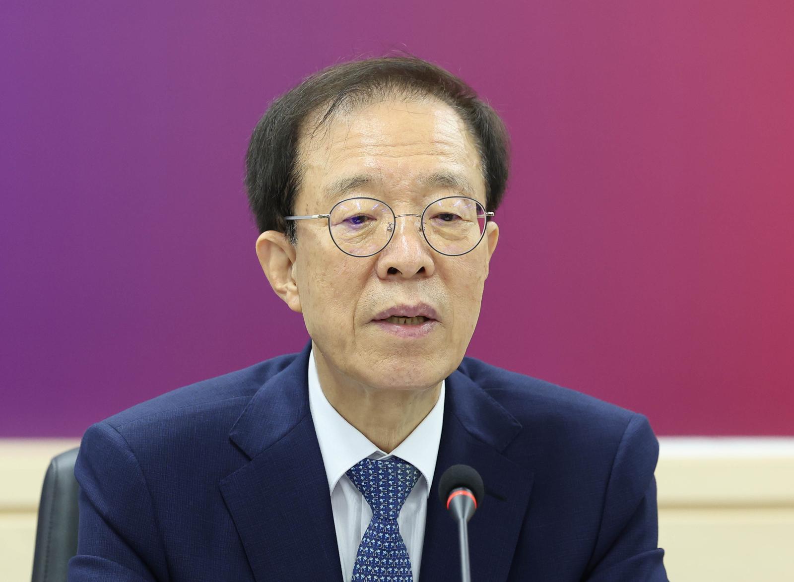 이석연 국민통합위원장 1년만에 사의