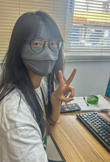 “사무실은 위험해” 노화 촉진 우려에…파라솔 펼친 직장인까지