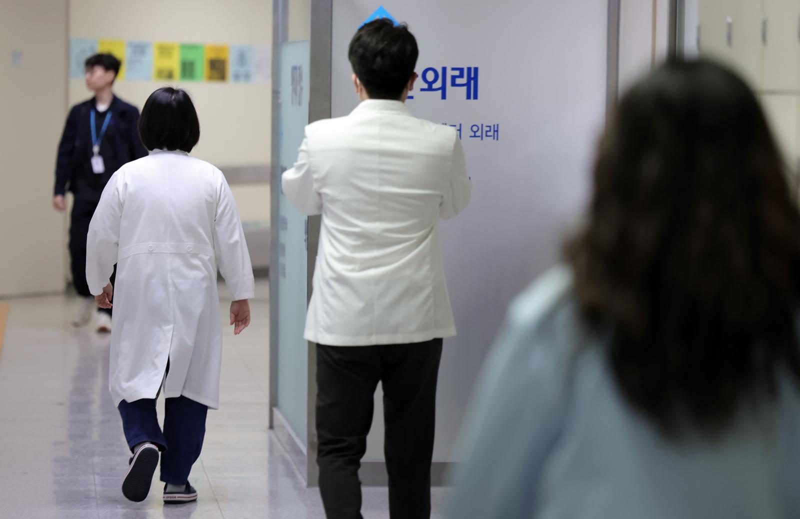 [단독]필수과 전문의 절반 이상, 비급여 많은 비필수과로 이동해 진료