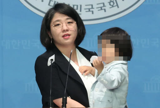 '워킹맘' 용혜인, 알고 보니 아이돌봄 지원법엔 반대표 投?