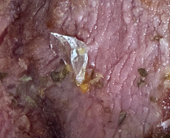 샐러드에 1㎝ 유리조각…체인점주 “내가 일부러 넣었냐” 적반하장