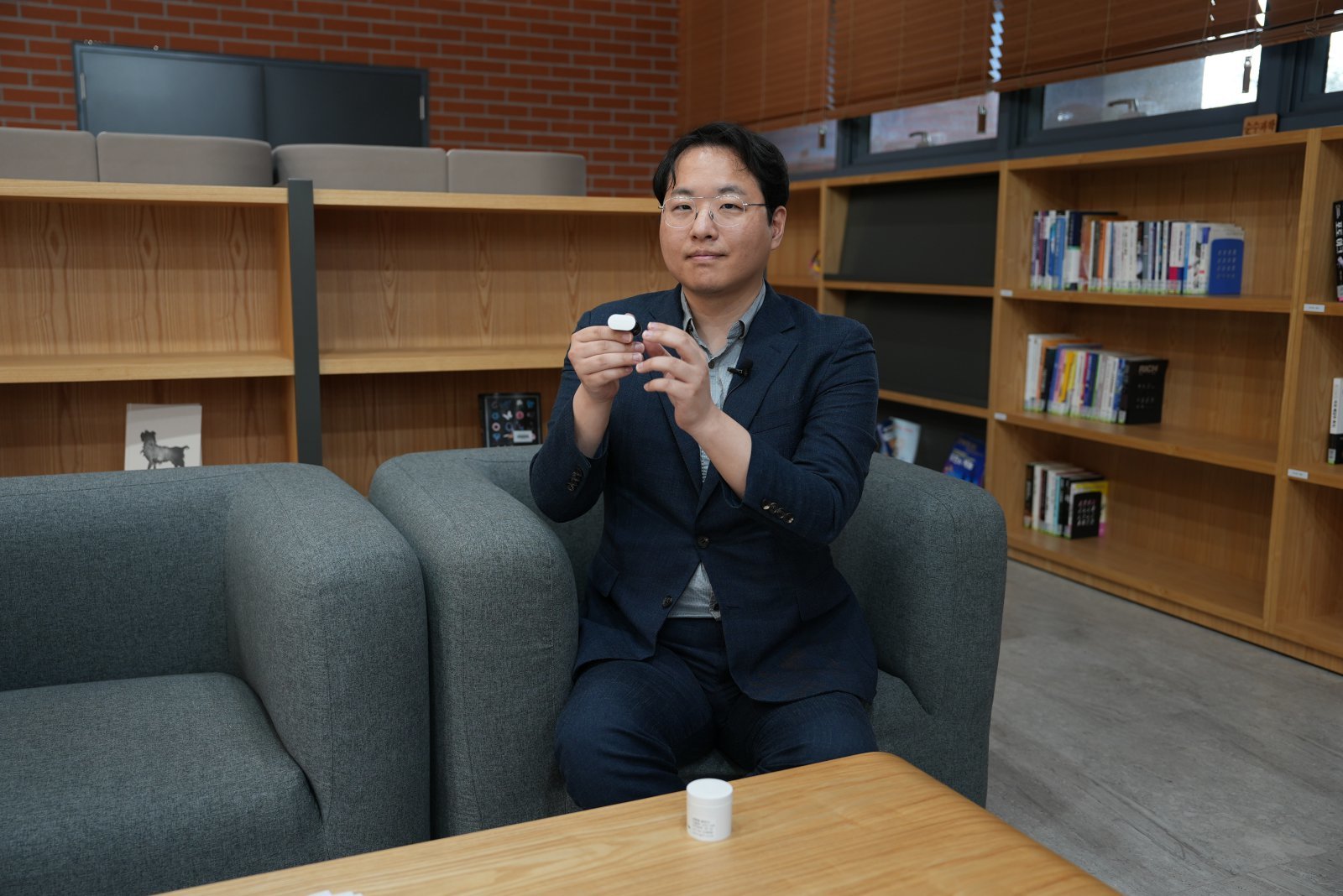 귀에 전기 자극… ‘뇌 청소’로 치매 치료[이진한 의사·기자의 따뜻한 의료기기 이야기]