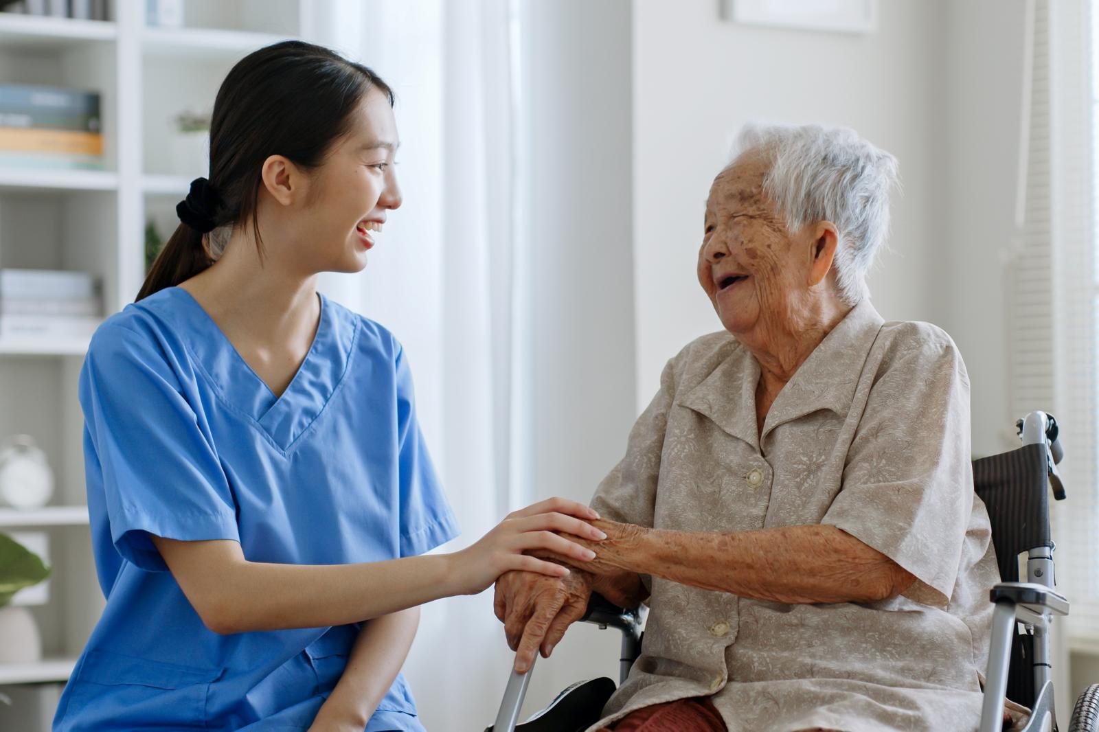 의원급 간호인력 86% 간호조무사, ‘방문돌봄’에선 왜 제외되나[기고/곽지연]