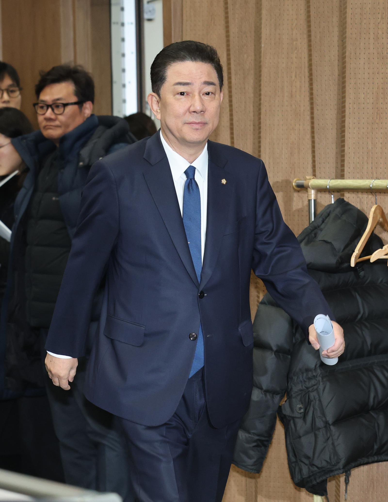 경찰, 김병기 수사 1년만에 구속영장… 차남 취업청탁 등 혐의