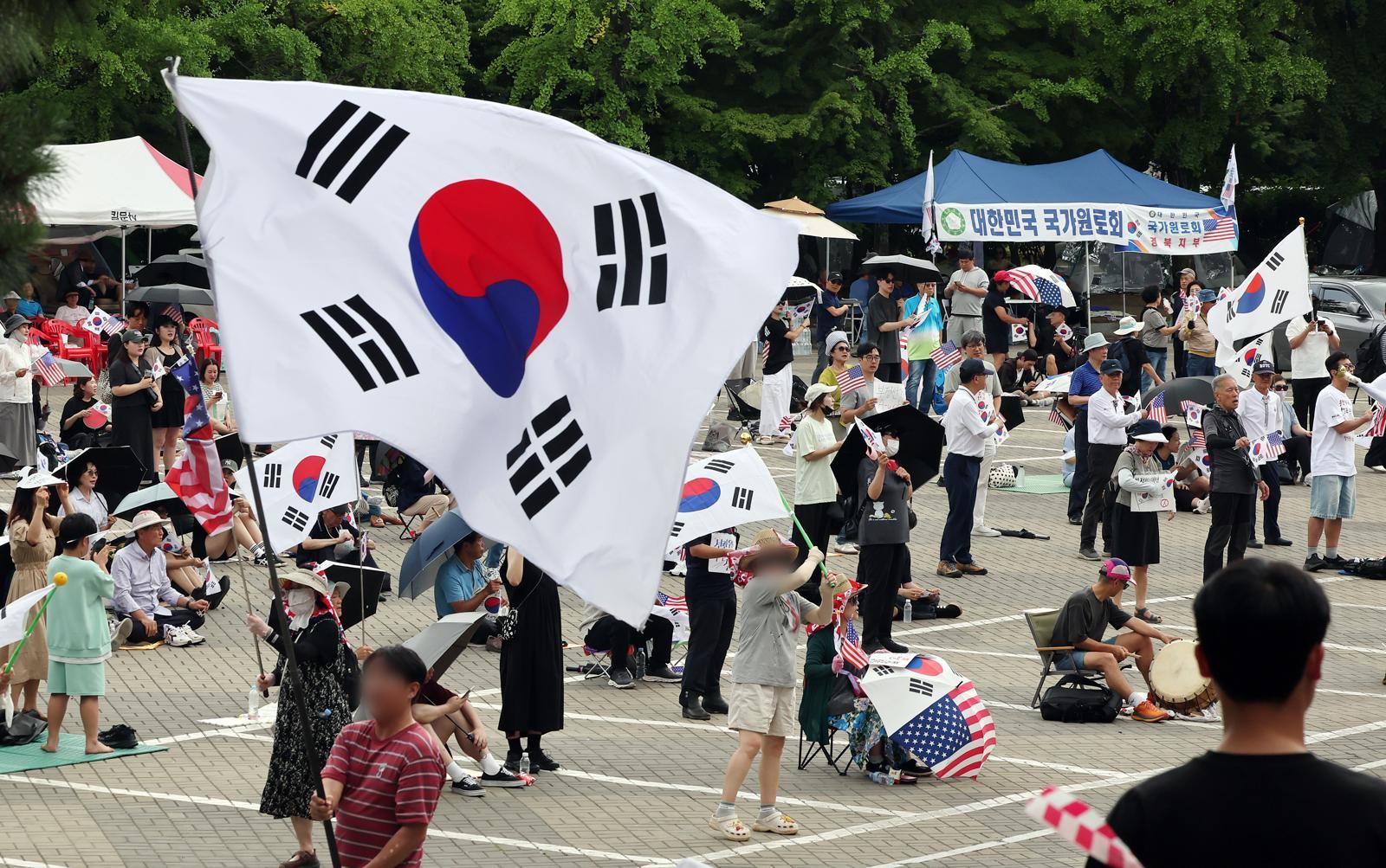 올공 시위서 경찰에 침 뱉고 욕설한 40대 여성에 징역 2년 구형