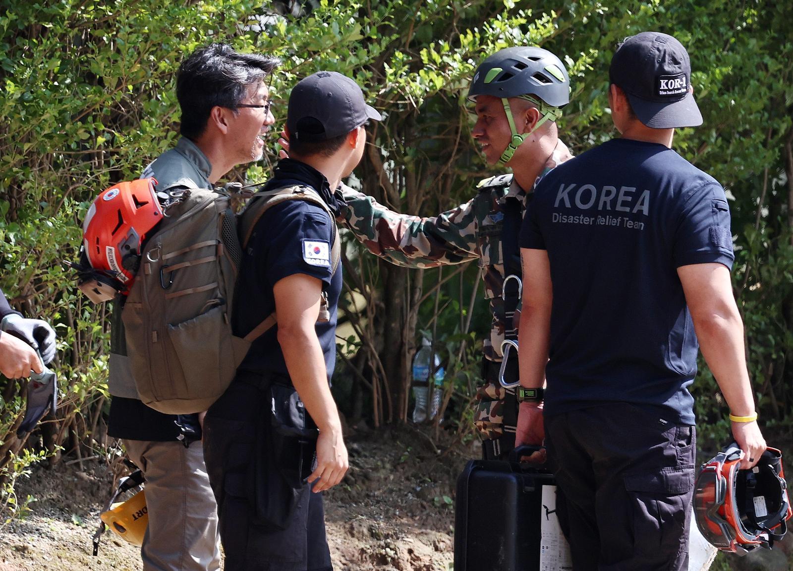 네팔 韓구호대, 실종자 가족 요청 산악지역 도보수색