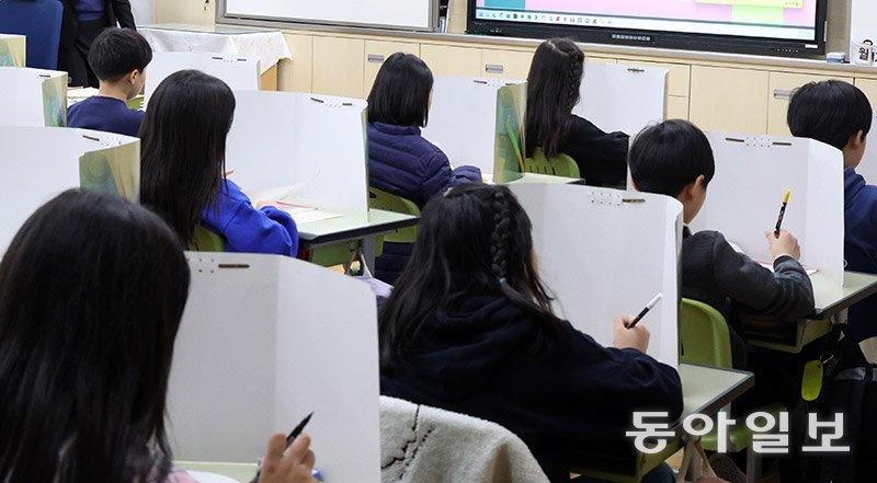 [사설]15세 읽기-수학 국제평가 역대 최저… 숏폼-AI가 막는 ‘문해력’