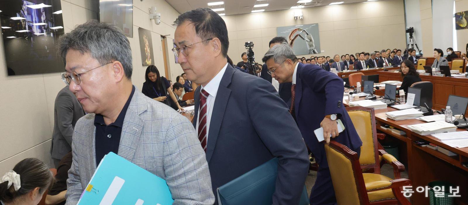 ‘이진숙 발언-표결 제한’ 결의안, 與 주도 채택… 국힘 과방위원들 회의도중 퇴장