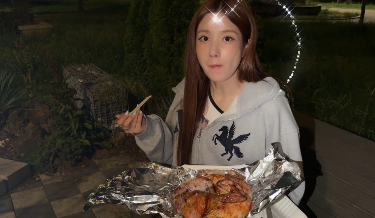 “이 분위기, 이 낭만, 이 냄새” 권은비가 컴백 앞두고 선택한 한강 단백질 메뉴