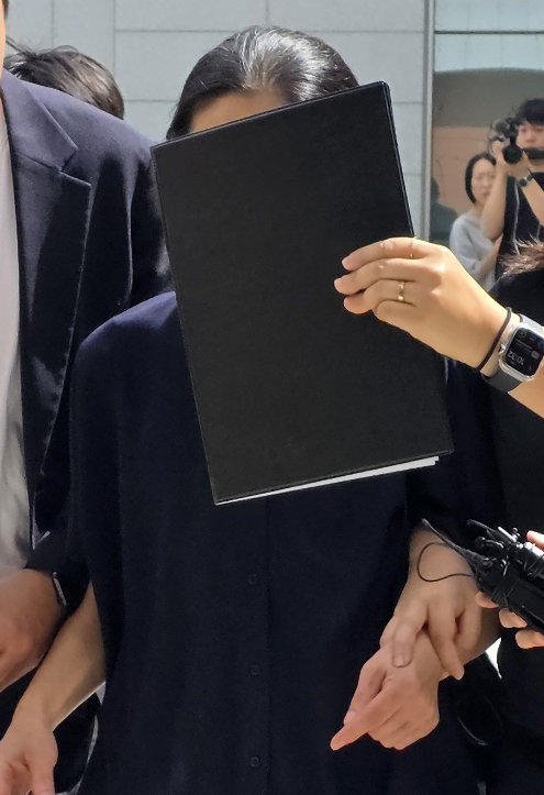 교회에 38시간 쇠사슬 결박…11세 장애 손자 죽게 한 외조모 구속기소