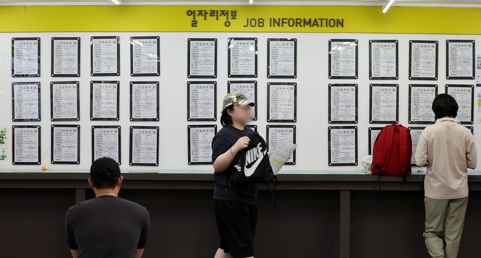 취업자 18만4000명 늘었지만…청년 고용률 28개월 연속 하락
