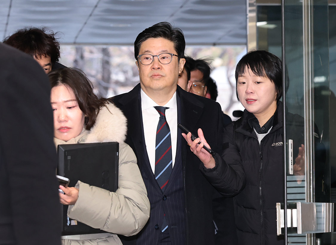 검찰, 김병주 MBK 회장 ‘홈플러스 사태’ 사기 혐의 피의자 조사